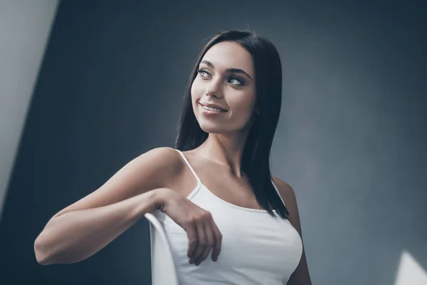 Schöne brünette Frau — Stockfoto