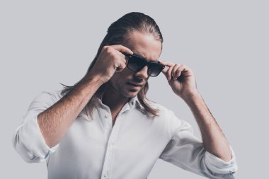 uzun saçlı yakışıklı adam 