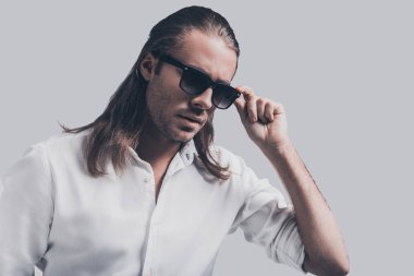 uzun saçlı yakışıklı adam 