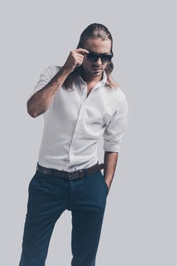 uzun saçlı yakışıklı adam 