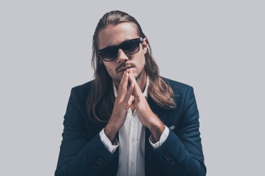 Şık ve yakışıklı bir adam uzun saçlı