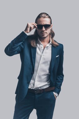 Şık ve yakışıklı bir adam uzun saçlı