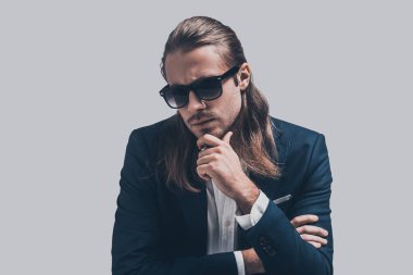 Şık ve yakışıklı bir adam uzun saçlı