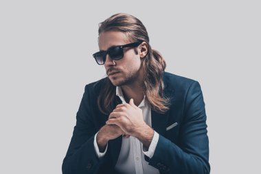 Şık ve yakışıklı bir adam uzun saçlı