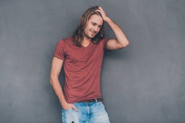 rahat kıyafet uzun saçlı adam 