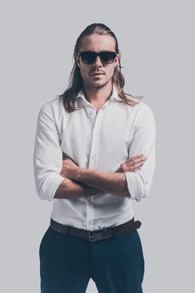 Elegáns és jóképű férfi hosszú haj — Stock Fotó