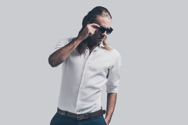 Pohledný muž s dlouhými vlasy — Stock fotografie