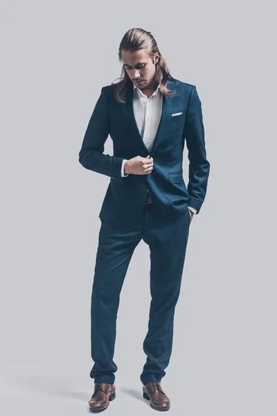 Homem elegante e bonito com cabelo comprido — Fotografia de Stock