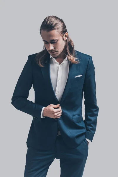 Homem elegante e bonito com cabelo comprido — Fotografia de Stock