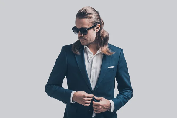 Homem elegante e bonito com cabelo comprido — Fotografia de Stock