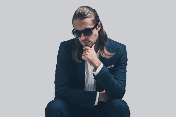 Uomo elegante e bello con i capelli lunghi — Foto Stock