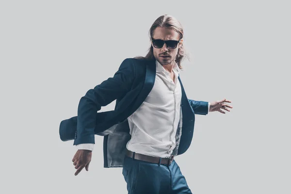 Homem elegante e bonito com cabelo comprido — Fotografia de Stock