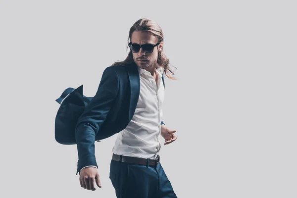 Homem elegante e bonito com cabelo comprido — Fotografia de Stock