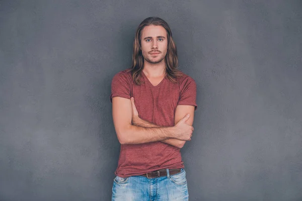 Muž s dlouhými vlasy v oblečení — Stock fotografie