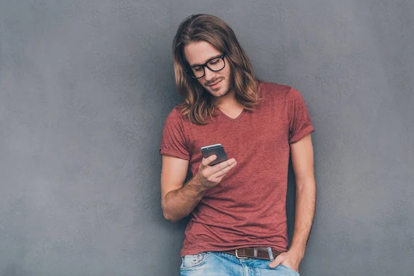 Homem com cabelos longos em desgaste casual — Fotografia de Stock