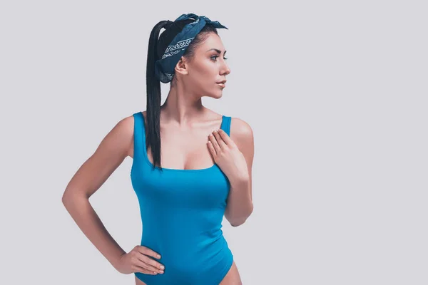 블루 수영복에 젊은 여자 — 스톡 사진