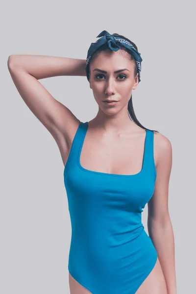 블루 수영복에 젊은 여자 — 스톡 사진
