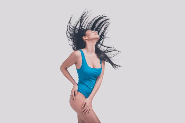 Jonge vrouw in blauwe zwembroek — Stockfoto