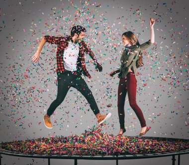 mutlu çift trambolin üzerinde atlama 