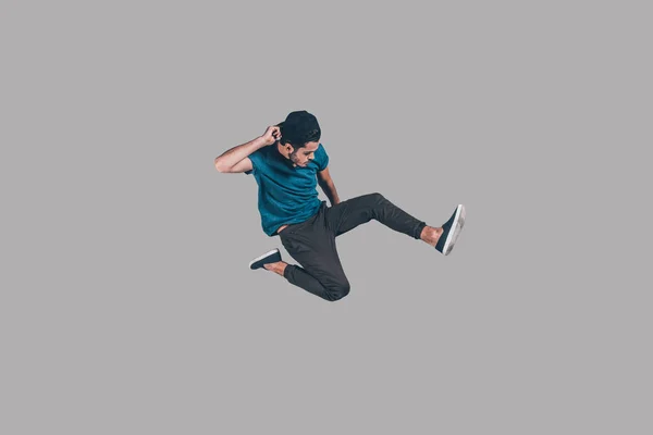 Stilvoller Mann schwebt in der Luft — Stockfoto