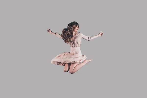 Hermosa mujer flotando en el aire —  Fotos de Stock