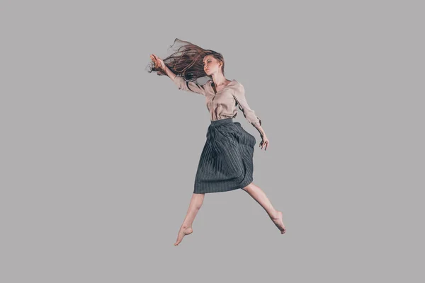 Mooie vrouw zweven in de lucht — Stockfoto