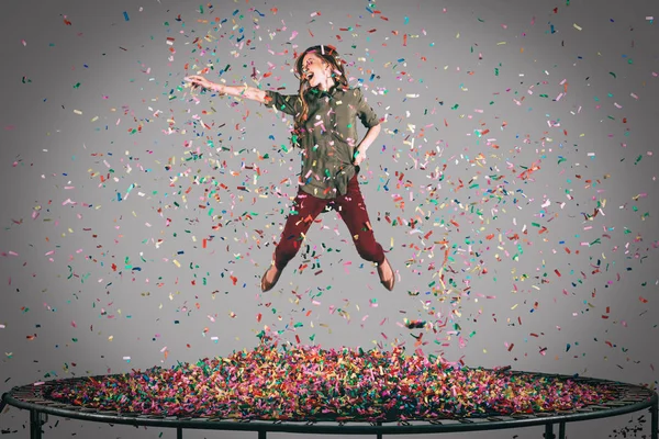 Trambulin jumping boldog nő — Stock Fotó