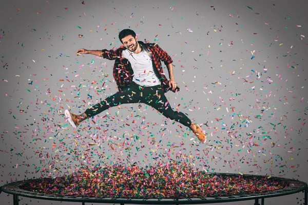 Щасливий чоловік стрибає на батуті — стокове фото