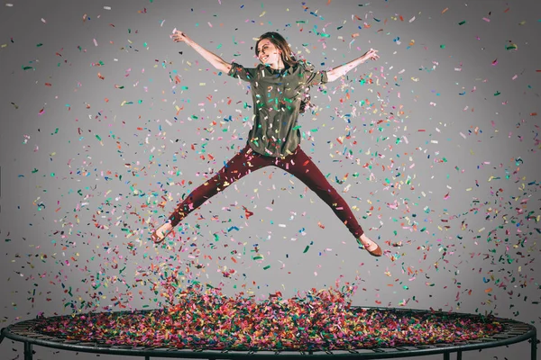 Glückliche Frau springt auf Trampolin — Stockfoto