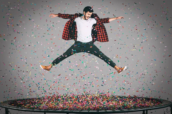 Feliz hombre saltando en trampolín —  Fotos de Stock
