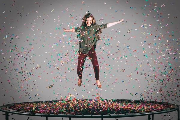 Wanita bahagia melompat di atas trampolin — Stok Foto