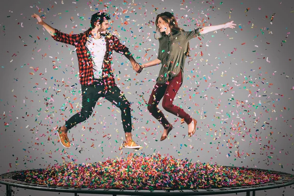 Alegre pareja saltando en trampolín — Foto de Stock