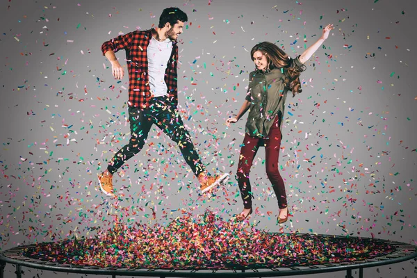 Feliz casal pulando no trampolim — Fotografia de Stock