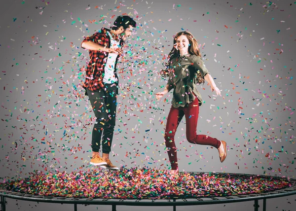 Šťastný pár, skákání na trampolíně — Stock fotografie