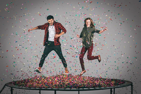 Szczęśliwa para, skoki na trampolinie — Zdjęcie stockowe