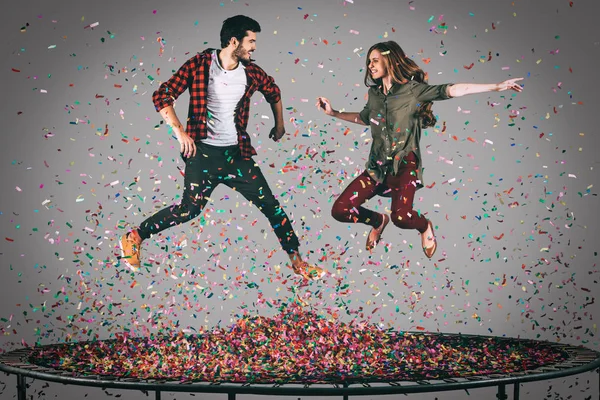 Šťastný pár, skákání na trampolíně — Stock fotografie