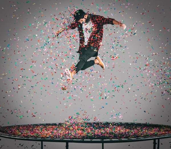 Homem feliz pulando no trampolim — Fotografia de Stock