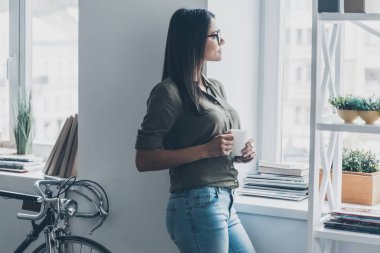 Kahve içen güzel kadın.