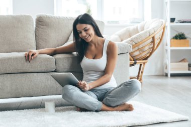 casual kadın dijital tablet kullanma