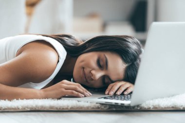 Çekici kadın sörf web evde
