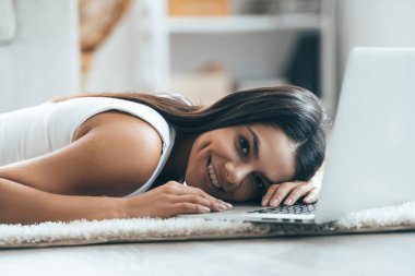 Çekici kadın sörf web evde