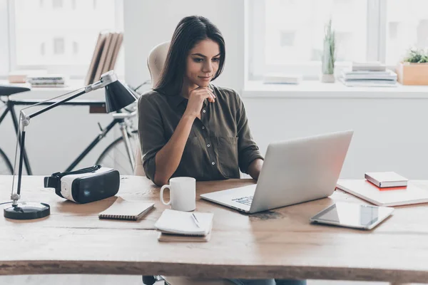 Donna attraente utilizzando il computer portatile — Foto Stock