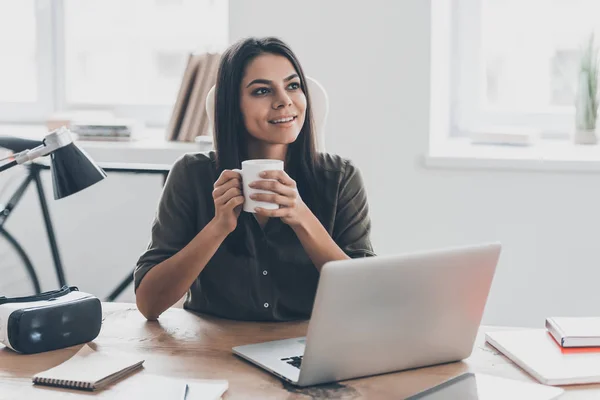 Vacker kvinna dricker kaffe — Stockfoto