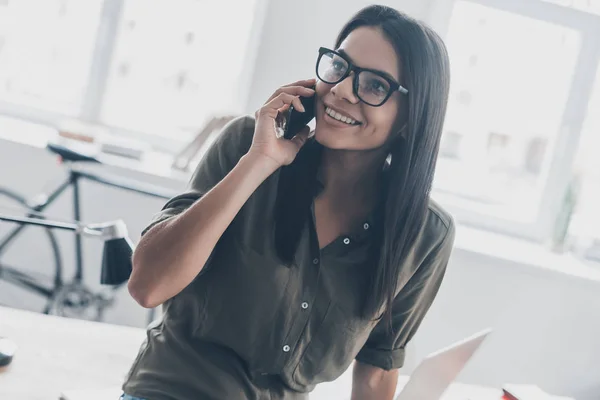 Affärskvinna som talar på mobil — Stockfoto