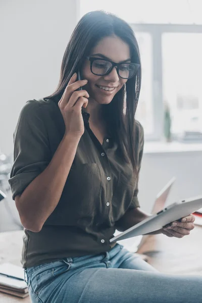 Mujer de negocios usando tableta digital — Foto de Stock