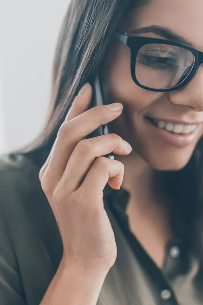 Iş kadın cep telefonuna söz — Stok fotoğraf