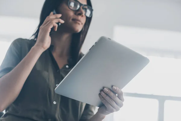 Mujer de negocios usando tableta digital — Foto de Stock