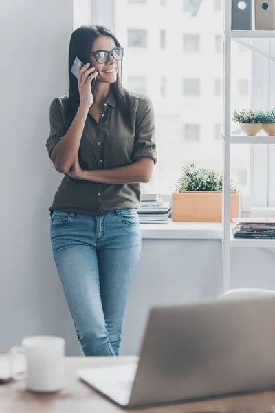 Vacker kvinna talar på mobiltelefon — Stockfoto