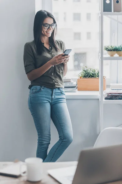 Kvinna bläddrar mobiltelefon — Stockfoto