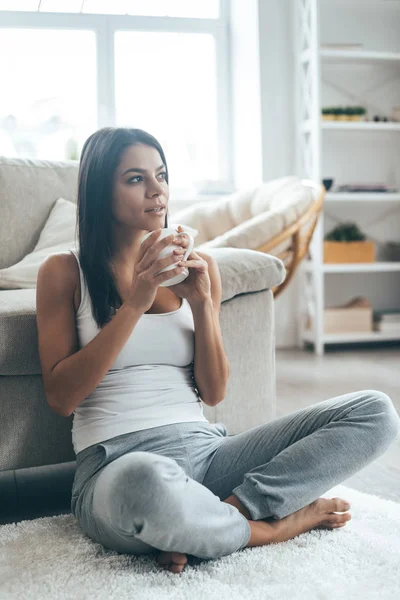 Belle femme buvant du café — Photo